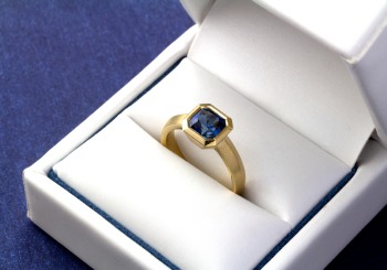Asscher cut Yogo sapphire in 18KY gold