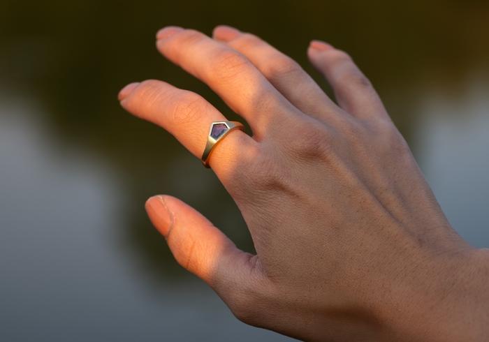 14K Aurum Geometric Yogo Sapphire Bezel Set Ring