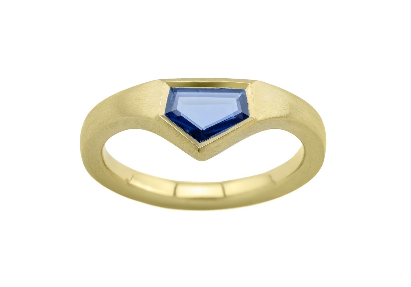14K Aurum Geometric Yogo Sapphire Bezel Set Ring